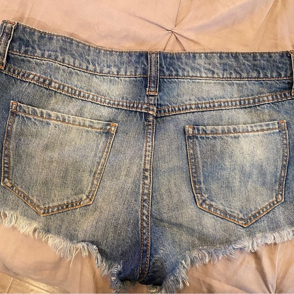 Forever 21 size 28 blue jean shorts - Picture 4 of 4